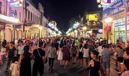 Tối 2/9, h&agrave;ng ng&agrave;n người d&acirc;n đổ về khu vực phố đi bộ như trẩy hội.