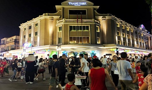 Tưng bừng kh&ocirc;ng kh&iacute; lễ hội quanh hồ Ho&agrave;n Kiếm tối 2/9