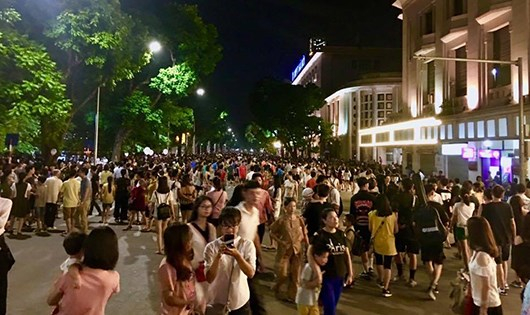 Nhiều người cho rằng, nếu kh&ocirc;ng c&oacute; phố đi bộ th&igrave; kh&ocirc;ng biết đi chơi ở đ&acirc;u.