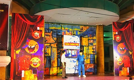 Một tiểu phẩm được những diễn vi&ecirc;n trẻ thuộc Nh&agrave; h&aacute;t kịch H&agrave; Nội tr&igrave;nh diễn trước cửa Rạp c&ocirc;ng nh&acirc;n thu h&uacute;t kh&aacute; nhiều người theo d&otilde;i.