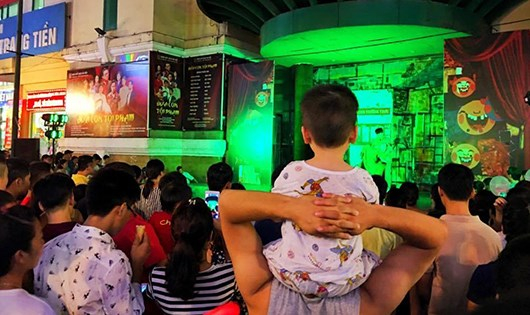 Nhiều &ocirc;ng bố phải kiệu con tr&ecirc;n vai v&igrave; qu&aacute; đ&ocirc;ng.