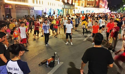 Bạn trẻ tập trung đ&aacute; cầu.