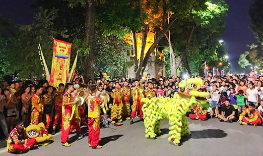 Đo&agrave;n l&acirc;n sư rồng biểu diễn phục vụ người d&acirc;n trong dịp tết Độc lập cũng thu h&uacute;t đ&ocirc;ng đảo người xem, nhất l&agrave; c&aacute;c bạn nhỏ.