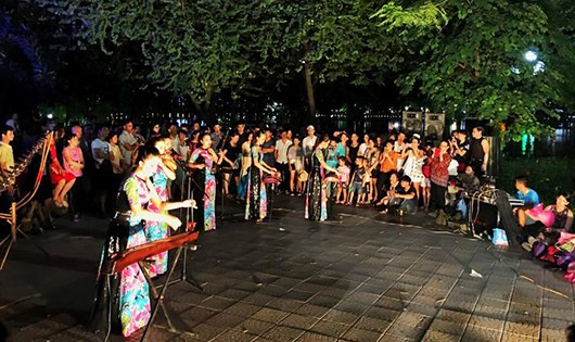 Những nghệ sĩ biểu diễn bản h&ograve;a tấu nhạc cụ d&acirc;n tộc.