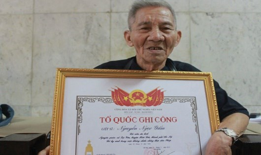 Cụ Nguyễn Minh Đức, con trai liệt sĩ Nguyễn Ngọc Gấm: &ldquo;Được cầm tấm bằng n&agrave;y t&ocirc;i m&atilde;n nguyện lắm, sống đến giờ cũng chỉ mong c&oacute; thế&rdquo;.