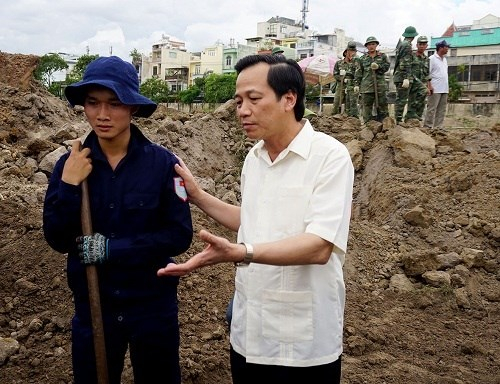 Bộ trưởng Bộ LĐTB&amp;amp;amp;XH Đ&agrave;o Ngọc Dung tại hiện trường khai quật hố nghi ch&ocirc;n tập thể &nbsp;c&aacute;c chiến sỹ bộ đội hy sinh trong trận đ&aacute;nh v&agrave;o s&acirc;n bay T&acirc;n Sơn Nhất Tết Mậu Th&acirc;n năm 1968.