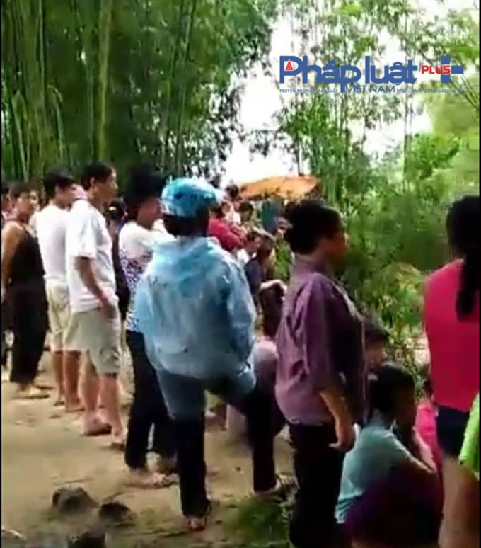 H&agrave;ng trăm người d&acirc;n hiếu kỳ đổ về khu vực hang B&oacute; Ngoạng. (Ảnh: Bạn đọc)