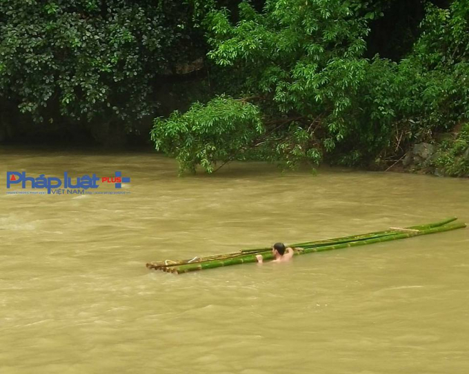 Lực lượng cứu hộ vẫn đang t&iacute;ch cự t&igrave;m kiếm. (Ảnh: Bạn đọc)