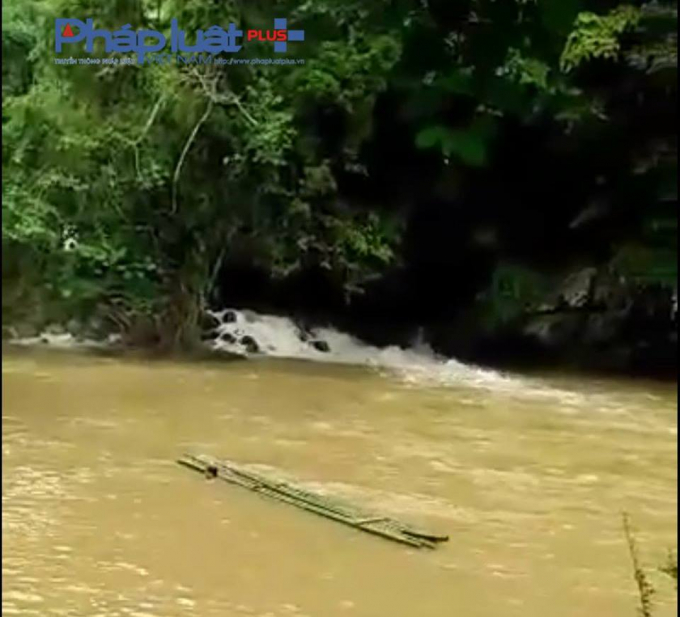 Ph&iacute;a tr&ecirc;n nước vẫn chảy xiết. Phuong tiện t&igrave;m kiếm chỉ d&ugrave;ng được b&egrave; nứa v&agrave; người lặn ngụp. (Ảnh: Bạn đọc)