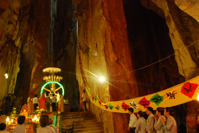 Tất cả c&aacute;c nghi thức Phật gi&aacute;o đều được tổ chức tại Động &Acirc;m Phủ&nbsp;trong Lễ Vu Lan b&aacute;o hiếu - Ngũ H&agrave;nh Sơn 2017.&nbsp;