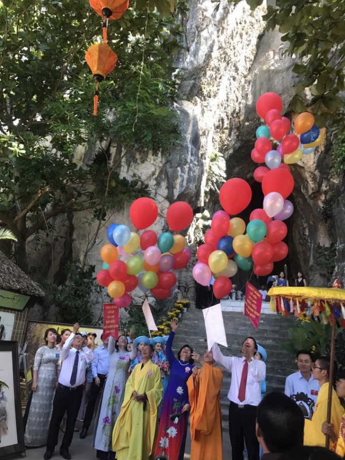 Nghi thức thả bong b&oacute;ng v&igrave; h&ograve;a b&igrave;nh, cầu b&igrave;nh an trong dịp Lễ Vu Lan.