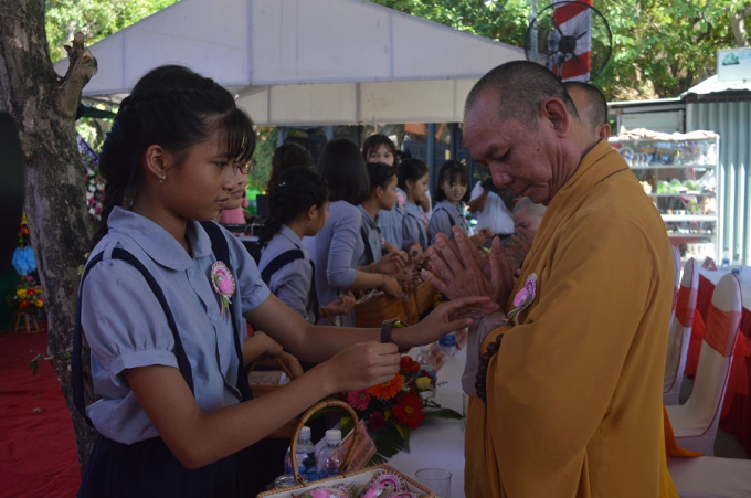 Thượng tọa Th&iacute;ch Huệ Vinh (Trưởng ban tổ chức Lễ Hội Vu Lan b&aacute;o hiếu&nbsp;- Ngũ H&agrave;nh Sơn 2017; &aacute;o v&agrave;ng) cho biết, nghi thức c&agrave;i b&ocirc;ng hồng hiếu hạnh thường xuất hiện trong Lễ Vu Lan&nbsp;b&aacute;o hiếu.&nbsp;