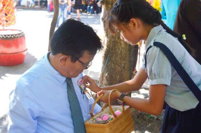 B&ocirc;ng hồng c&agrave;i &aacute;o&nbsp;l&agrave; biểu tượng của t&igrave;nh y&ecirc;u, sự cao qu&yacute;. Việc nhớ về bậc sinh th&agrave;nh v&agrave; c&agrave;i l&ecirc;n ngực hoa hồng cao qu&yacute; l&agrave; t&igrave;nh cảm đẹp nhất, k&iacute;nh trọng nhất đối với bậc sinh th&agrave;nh. Mang &yacute; nghĩa s&acirc;u sắc đ&oacute;, nhiều người Việt Nam khi đến ng&agrave;y Vu Lan đều c&agrave;i một b&ocirc;ng hồng tr&ecirc;n &aacute;o.