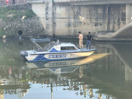 Cơ quan chức năng c&oacute; mặt tại hiện trường xử l&yacute; vụ việc.