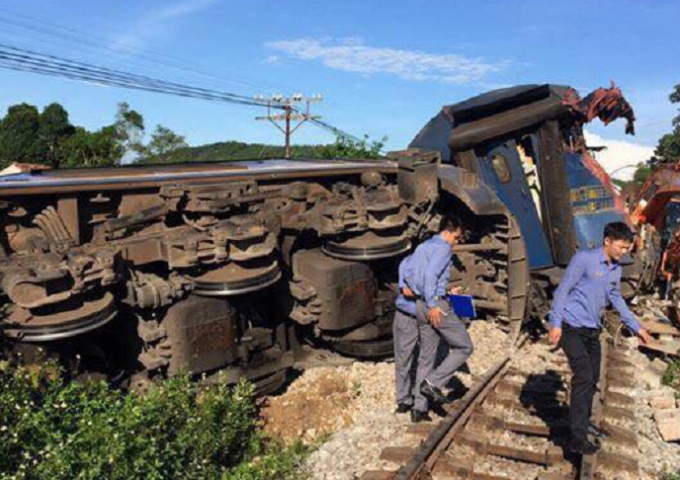 Ba toa t&agrave;u bị lật sau vụ tai nạn.