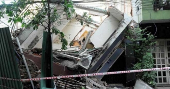 Nhân chứng kể thời khắc kịch tính: Vừa thoát ra 3 phút thì nhà sập