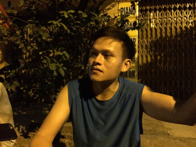 Anh Rin kể lại sự cố sập nh&agrave;. Ảnh: C.T