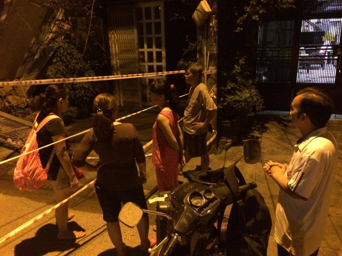 Nhiều người thất thần sau sự cố sập nh&agrave;. Ảnh: C.T