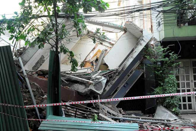 Đến trưa 3.9, hiện trường vụ sập căn nh&agrave; 3 tầng đ&egrave; n&aacute;t một căn nh&agrave; kh&aacute;c tr&ecirc;n đường T&acirc;n Sơn H&ograve;a (phường 2, quận T&acirc;n B&igrave;nh, TP.HCM) vẫn đang được c&ocirc;ng an phong tỏa để điều tra. Ảnh: Dương Thanh