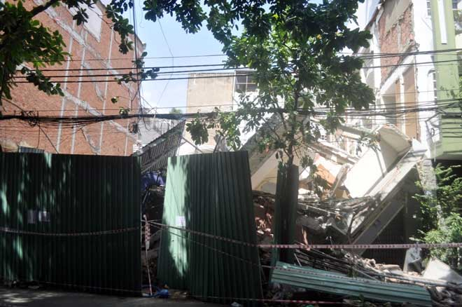 Căn nh&agrave; số 47 bị nh&agrave; số 41 sập đ&egrave; n&aacute;t. Ảnh: Dương Thanh