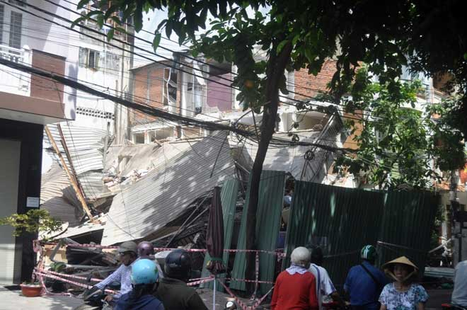 Giữa 2 căn nh&agrave; số 41 v&agrave; 47&nbsp; l&agrave; c&ocirc;ng tr&igrave;nh x&acirc;y dựng, đang đ&agrave;o m&oacute;ng. Người d&acirc;n địa phương cho biết c&ocirc;ng tr&igrave;nh n&agrave;y mới thi c&ocirc;ng chưa được 1 tuần. Thời điểm xảy ra sự việc, c&ocirc;ng tr&igrave;nh kh&ocirc;ng thi c&ocirc;ng. Ảnh: Dương Thanh