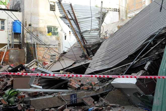 Đại diện UBND phường 2, quận T&acirc;n B&igrave;nh cho biết, trước đ&oacute; chủ căn nh&agrave; số 41 c&oacute; tr&igrave;nh b&aacute;o địa phương nh&agrave; c&oacute; nguy cơ sập khi tường tr&ecirc;n s&acirc;n thượng t&aacute;ch khỏi tường nh&agrave; h&agrave;ng x&oacute;m. Địa phương đ&atilde; đến từng hộ d&acirc;n để cảnh b&aacute;o sự việc, y&ecirc;u cầu mọi người kh&ocirc;ng n&ecirc;n ở trong nh&agrave; chờ lực lượng đến xử l&yacute;. Tuy nhi&ecirc;n, khi chưa được giải quyết th&igrave; xảy ra sập nh&agrave;. Ảnh: Dương Thanh