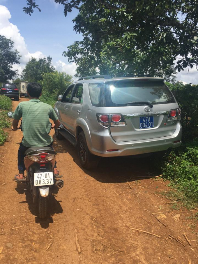 C&aacute;c cơ quan chức năng tỉnh Đắk Lắk c&oacute; mặt tại hiện trường để điều tra nguy&ecirc;n nh&acirc;n vụ &aacute;n,