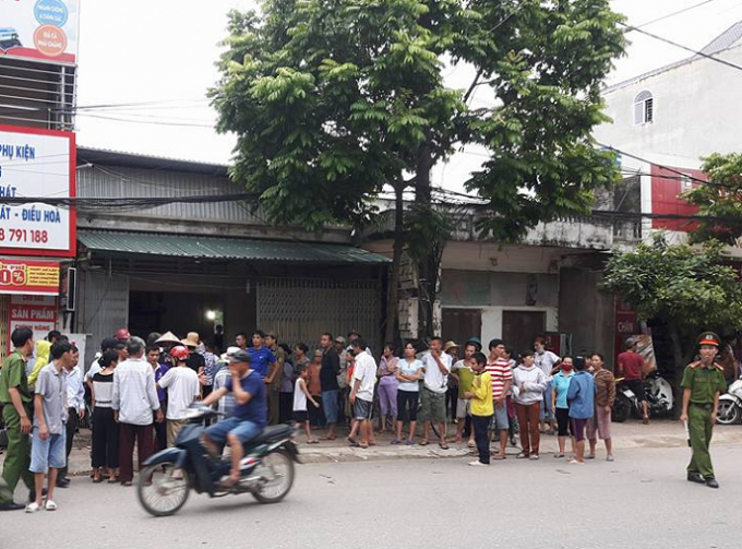 Nhiều người d&acirc;n b&agrave;ng ho&agrave;ng trước sự việc xảy ra.