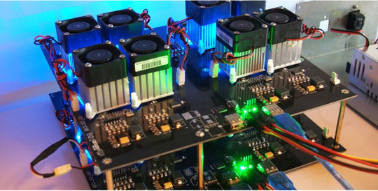 Một d&agrave;n m&aacute;y đ&agrave;o Bitcoin được rao b&aacute;n ở TP HCM Ảnh: THY THƠ