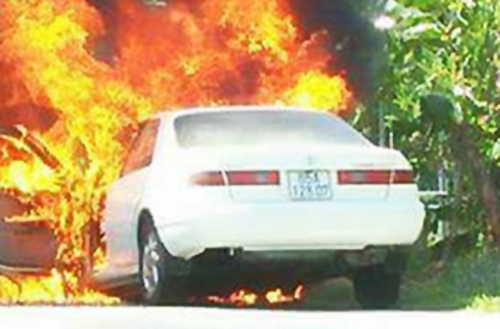 Bốn người tr&ecirc;n &ocirc;t&ocirc; bốc ch&aacute;y kịp tho&aacute;t ra ngo&agrave;i trước. Ảnh:&nbsp;Nhật Nam.