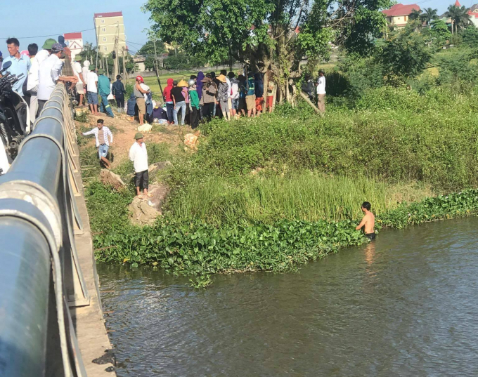 Qua qu&aacute; tr&igrave;nh nỗ lực t&igrave;m kiếm, lực lượng chức năng đ&atilde; ph&aacute;t hiện hai thi thể ch&aacute;u nhỏ.