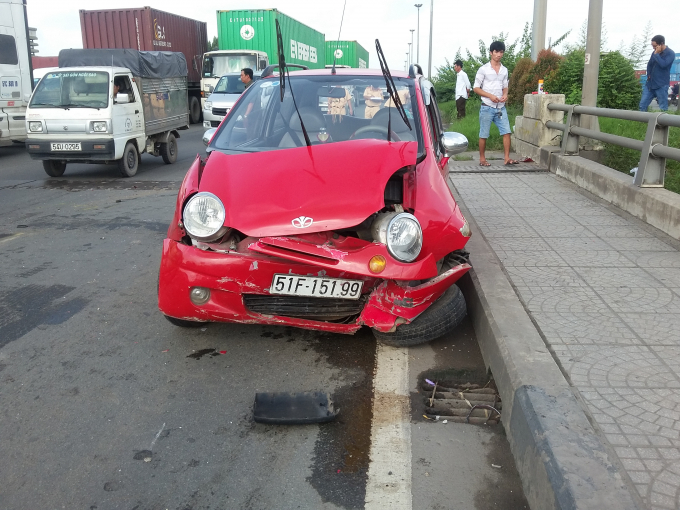 Xế hộp biến dạng sau va chạm.