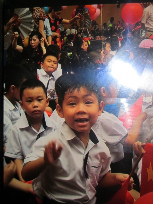 Niềm vui của con trẻ trong dịp khai trường. (Ảnh t&aacute;c giả cung cấp)