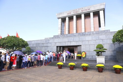 Du kh&aacute;ch trong nước v&agrave; quốc tế v&agrave;o Lăng viếng B&aacute;c. Nguồn ảnh: Trang tin điện tử Ban Quản l&yacute; Lăng Chủ tịch Hồ Ch&iacute; Minh