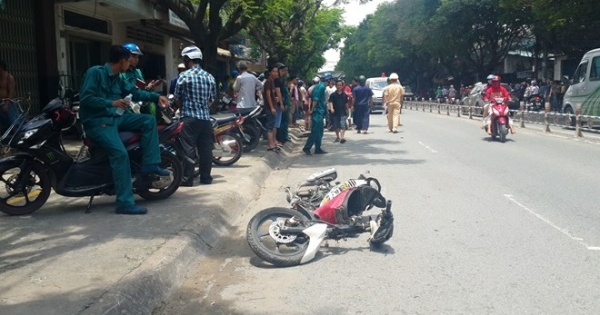 Đang lái xe bất ngờ lao lên vỉa hè, tông vào gốc cây khiến nạn nhân chết tại chỗ.