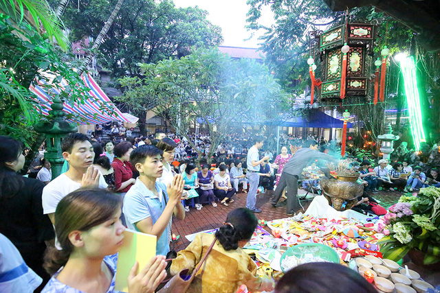 Theo kế hoạch, lễ Vu Lan tại ch&ugrave;a Ph&uacute;c Kh&aacute;nh được tổ chức v&agrave;o buổi tối, nhưng ngay từ cuối chiều 4/9 (tức 14 th&aacute;ng 7 &Acirc;m lịch), rất đ&ocirc;ng Phật tử, người d&acirc;n đ&atilde; tới ch&ugrave;a cầu nguyện, chuẩn bị dự lễ.