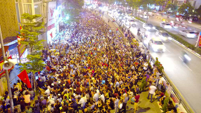 Đến hơn 18h, số người tới dự lễ đ&atilde; l&ecirc;n tới h&agrave;ng ngh&igrave;n, ngồi tr&agrave;n ra l&ograve;ng đường T&acirc;y Sơn ph&iacute;a trước ch&ugrave;a.