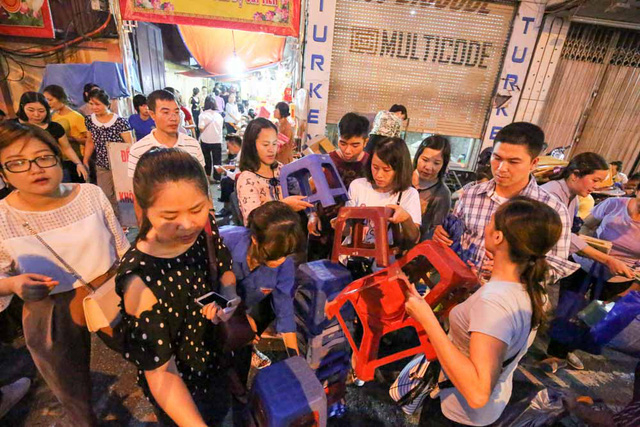 Chỉ những người đến sớm mới may mắn c&oacute; được ghế ngồi. V&agrave;o những ng&agrave;y lễ quan trọng, đặc biệt l&agrave; những ng&agrave;y d&acirc;ng sao giải hạn, ch&ugrave;a Ph&uacute;c Kh&aacute;nh lu&ocirc;n thu h&uacute;t rất đ&ocirc;ng người d&acirc;n tới dự lễ, đoạn phố T&acirc;y Sơn ph&iacute;a trước cổng ch&ugrave;a thường trở th&agrave;nh nơi Phật tử, người d&acirc;n h&agrave;nh lễ.