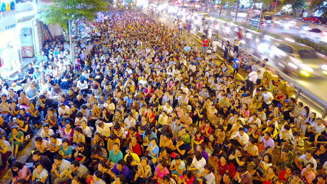 Người tới dự lễ ngồi k&iacute;n đoạn phố T&acirc;y Sơn từ ng&atilde; ba giao phố Th&aacute;i Thịnh đến Ng&atilde; Tư Sở, d&agrave;i khoảng 400m. Để phục vụ nhu cầu t&iacute;n ngưỡng của nh&acirc;n d&acirc;n, v&agrave;o những buổi lễ như thế n&agrave;y, lực lượng chức năng tổ chức ph&acirc;n luồng để c&aacute;c phương tiện kh&ocirc;ng đi qua đoạn phố nơi người d&acirc;n ngồi h&agrave;nh lễ.