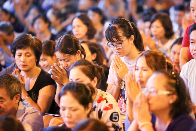 Trong Phật gi&aacute;o, lễ Vu Lan l&agrave; một trong những đại lễ quan trọng nhất trong năm. Người Việt từ l&acirc;u đ&atilde; h&igrave;nh th&agrave;nh tập tục lấy ng&agrave;y n&agrave;y để nhắc nhở b&aacute;o hiếu &ocirc;ng b&agrave;, cha mẹ, tổ ti&ecirc;n.