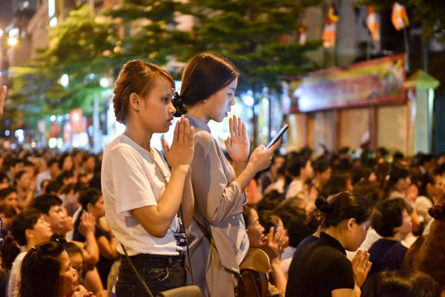 Hai bạn trẻ do kh&ocirc;ng c&oacute; chỗ ngồi n&ecirc;n đ&atilde; đứng h&agrave;ng giờ đồng hồ, chắp tay hướng về ph&iacute;a ch&ugrave;a, tụng kinh, cầu nguyện. Theo quan niệm của Phật gi&aacute;o, &acirc;n nghĩa m&agrave; h&agrave;ng đệ tử cần b&aacute;o đ&aacute;p gồm tứ &acirc;n: ơn cha mẹ, ơn thầy bạn, ơn đất nước v&agrave; ơn ch&uacute;ng sinh.