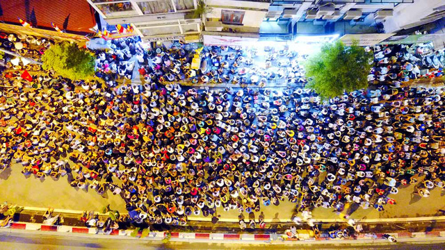 Biển người ngồi l&ograve;ng đường nh&igrave;n từ tr&ecirc;n cao.