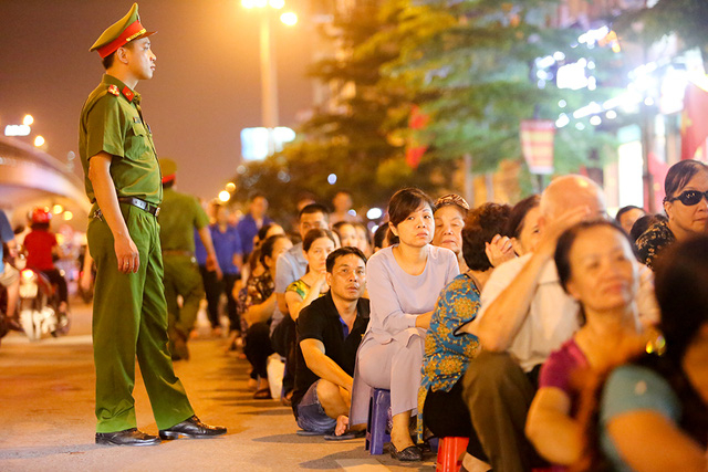 Lực lượng chức năng c&oacute; mặt để hướng dẫn giao th&ocirc;ng, đảm bảo trật tự cho người d&acirc;n h&agrave;nh lễ.