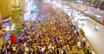Hà Nội: Hàng nghìn người ngồi kín lòng đường dự lễ Vu Lan