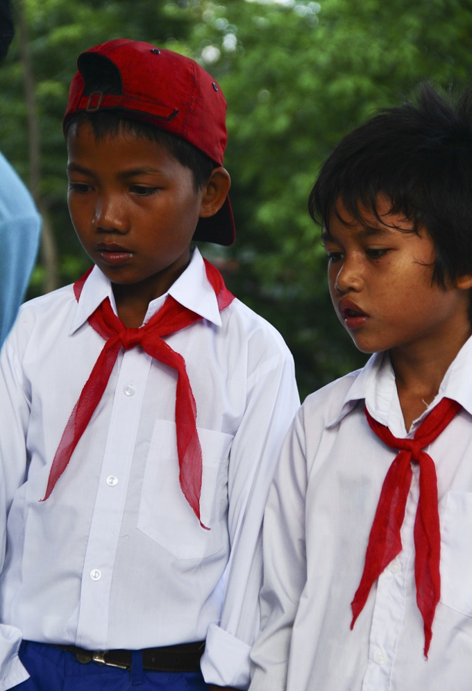 Tuy cuộc sống v&ugrave;ng cao nhiều thiếu thốn, nhưng c&aacute;c bậc phụ huynh cũng cố gắng sắm cho c&aacute;c em một bộ &aacute;o quần thật gọn g&agrave;ng tươm tắt để đi tựu trường.