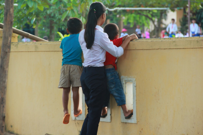 Nhiều em nhỏ chưa tới tuổi đi học nhưng cũng h&aacute;o hức kh&ocirc;ng k&eacute;m, theo ch&acirc;n c&aacute;c anh c&aacute;c chị tới xem ng&agrave;y khai giảng.