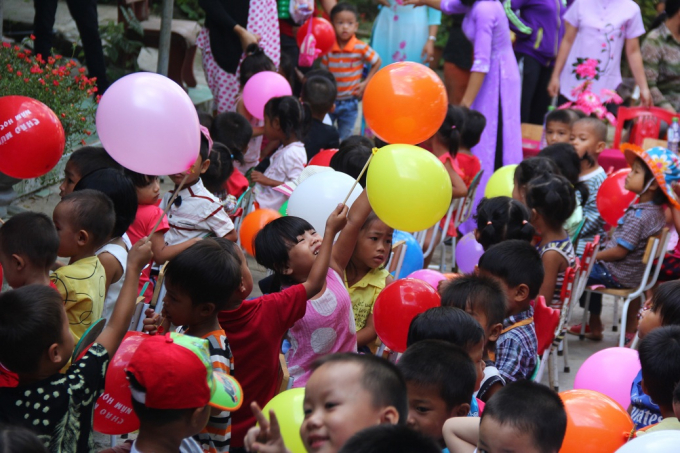 Tại điểm Trường mầm non Hướng Hiệp, x&atilde; Hướng Hiệp, huyện Đakrong (Quảng Trị) kh&ocirc;ng kh&iacute; rộn r&agrave;ng từ s&aacute;ng sớm v&igrave; tiếng cười n&oacute;i của c&aacute;c em học sinh.