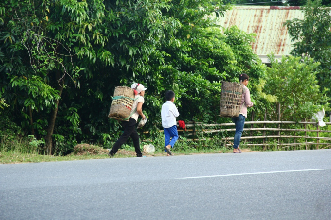 Tờ mờ s&aacute;ng, nhiều cha, mẹ đ&atilde; đưa con vượt nhiều ngọn đồi, con suối để đến với ng&agrave;y tựu trường đầu năm.