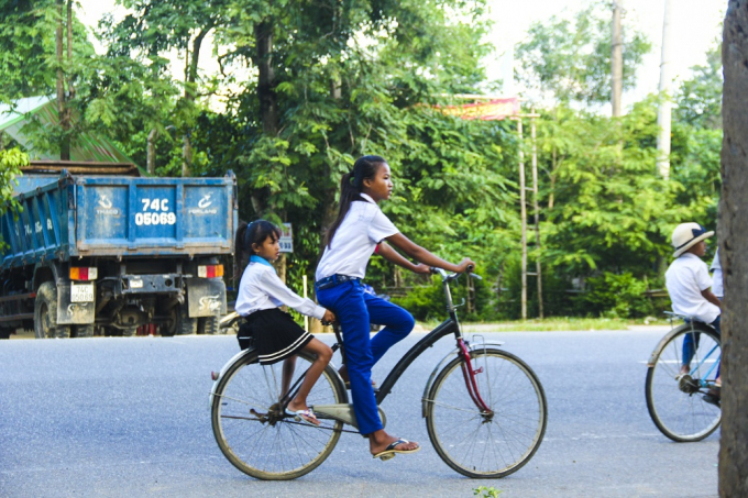 Nhiều em tự chở nhau tới dự khai giảng.