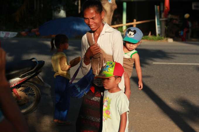 Đ&acirc;y kh&ocirc;ng chỉ l&agrave; ng&agrave;y m&agrave; những đứa trẻ v&ugrave;ng cao m&ocirc;ng đợi, m&agrave; c&aacute;c phụ huynh cũng h&aacute;o hức để đưa con tới ng&agrave;y tựu trường.